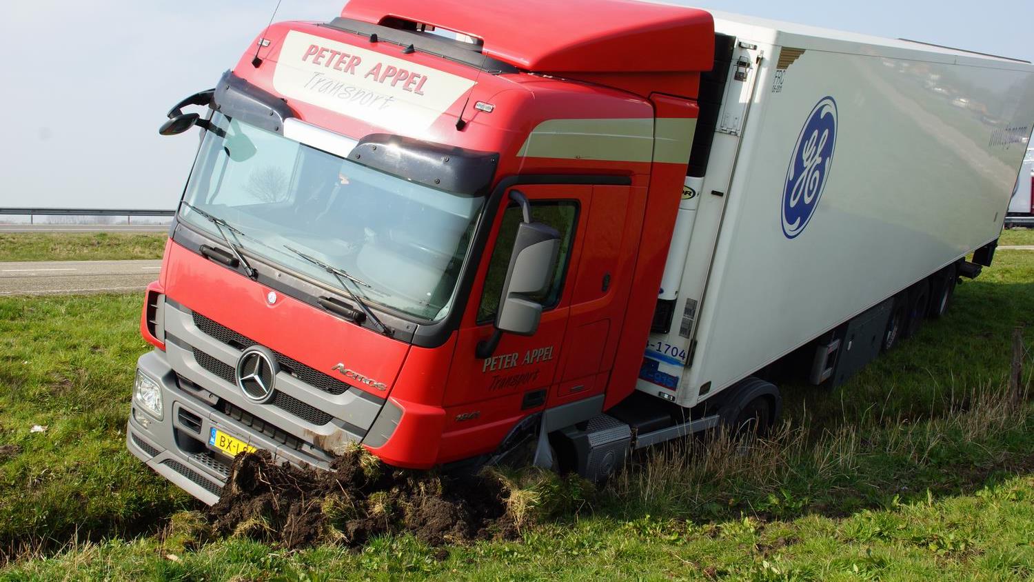 Vrachtwagen Langs A28 Bij Zwolle In De Sloot, Chauffeur Onwel