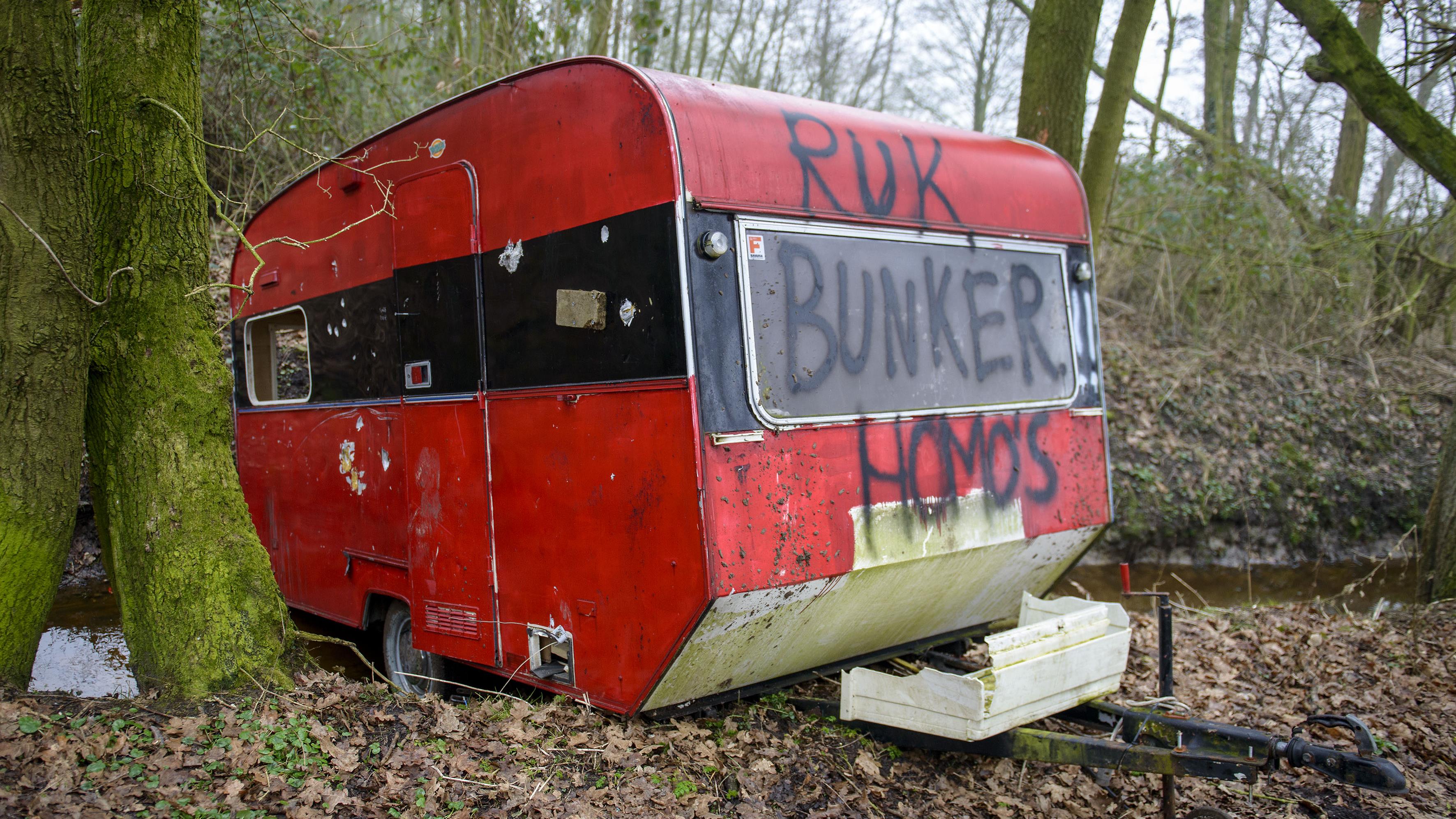 Oude caravan gedumpt in buitengebied Enschede, eigenaar wordt gezocht