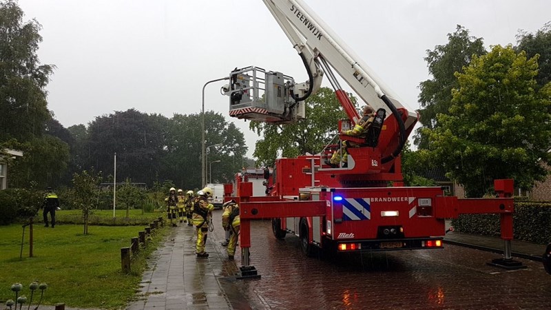 Dak van woning in Steenwijkerwold vat vlam na werkzaamheden - RTV Oost