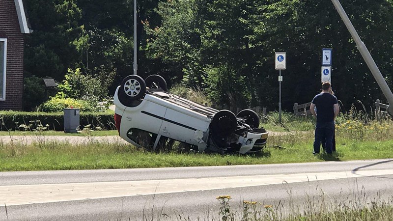 Auto belandt op de kop na botsing met vrachtwagen in Haaksbergen - RTV Oost