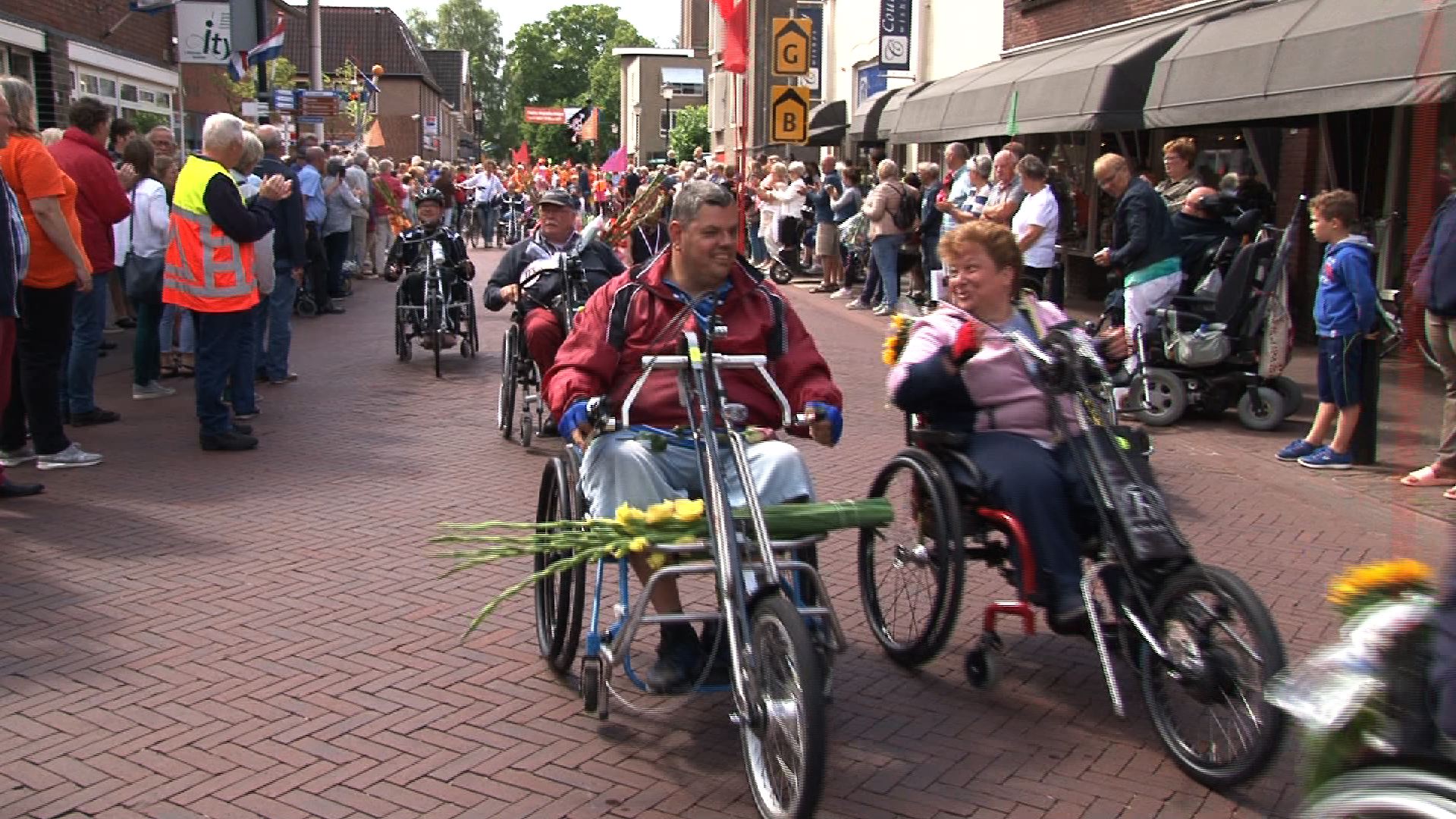 Dertigste editie Twentse Rolstoelvierdaagse eindigt feestelijk in centrum Delden