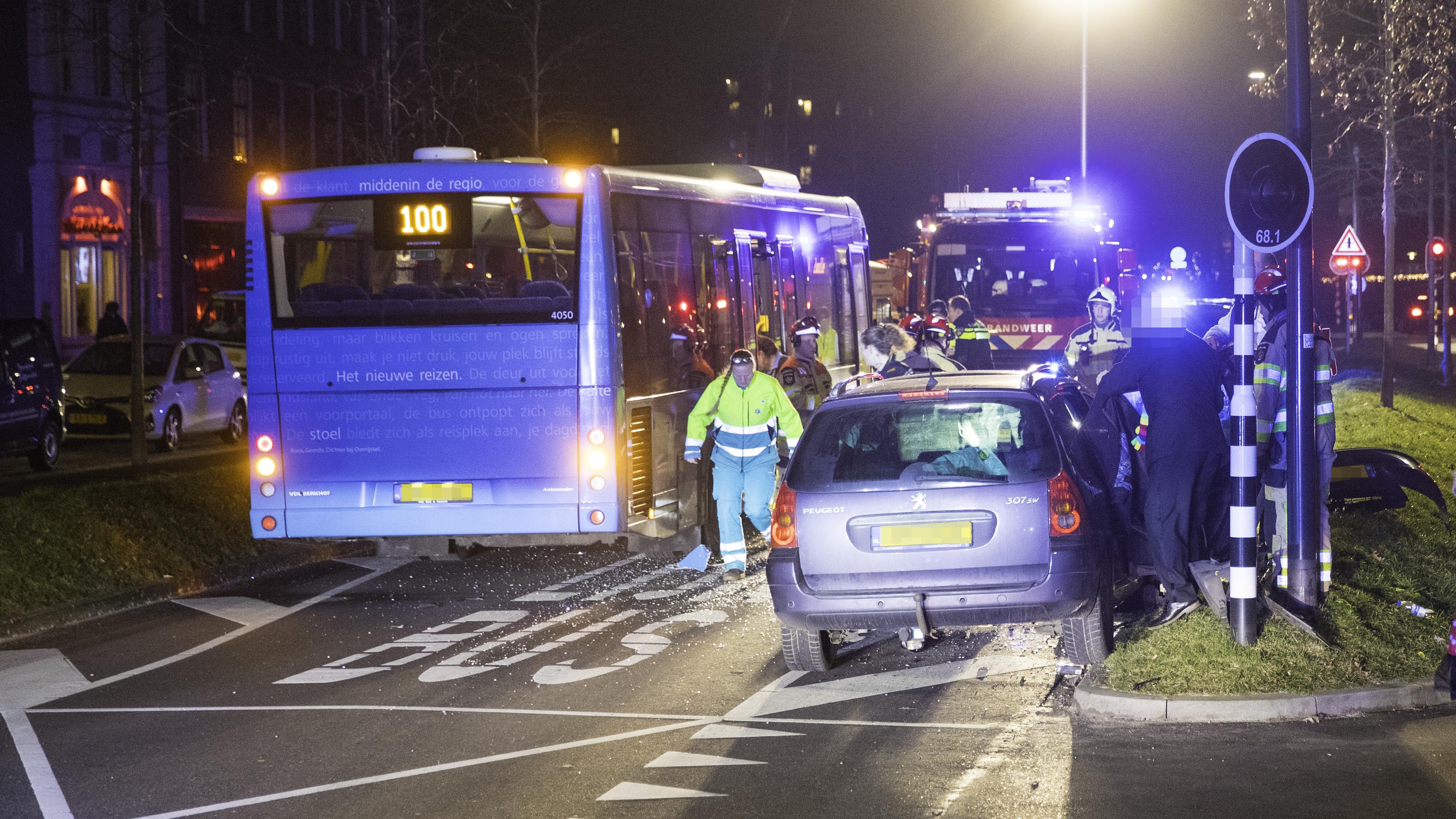 Gewonden bij botsing tussen lijnbus en personenauto in Zwolle.
