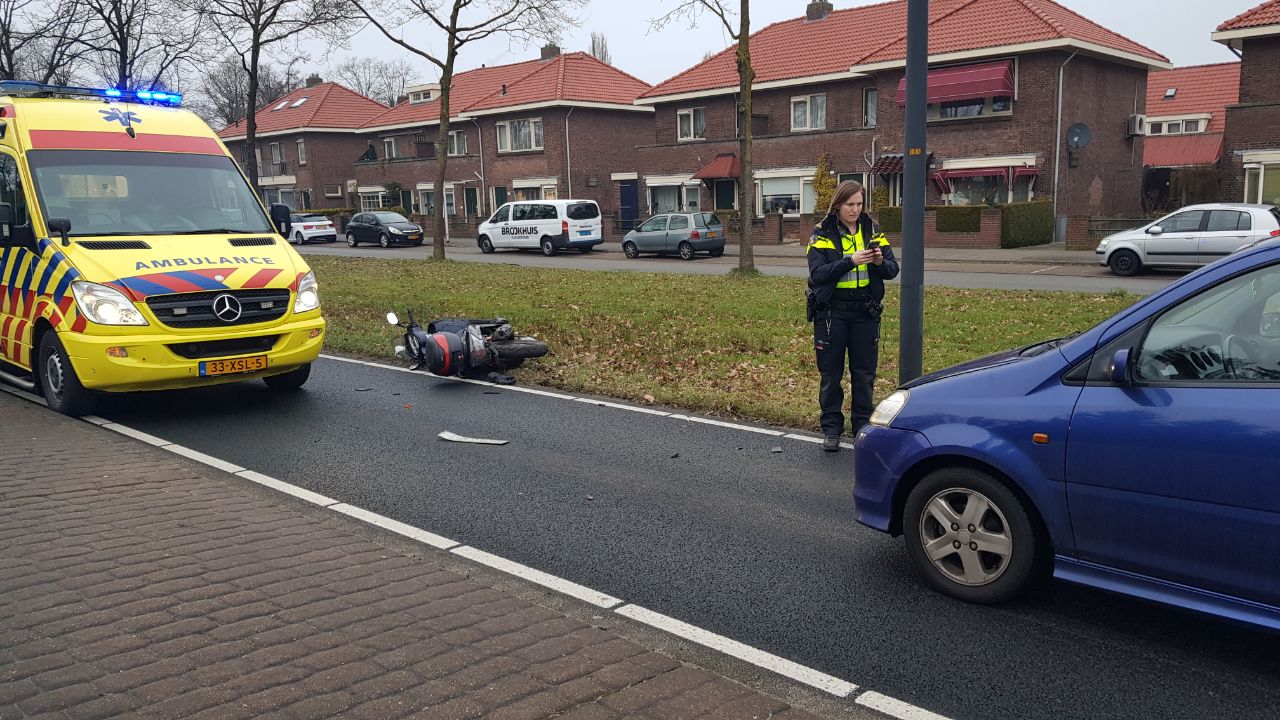 Vrouw op scooter gewond in Enschede bij aanrijding met auto.