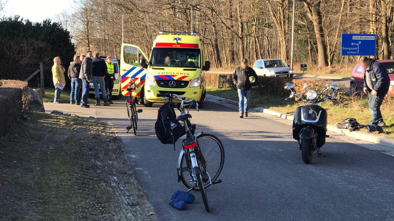 Scooterrijder naar ziekenhuis na aanrijding met fietsster in Oldenzaal.