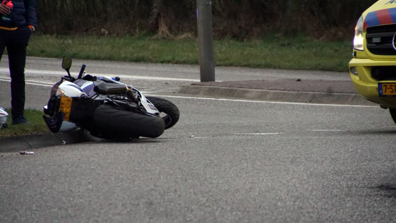 Motorrijder naar het ziekenhuis na botsing met auto in Haaksbergen.