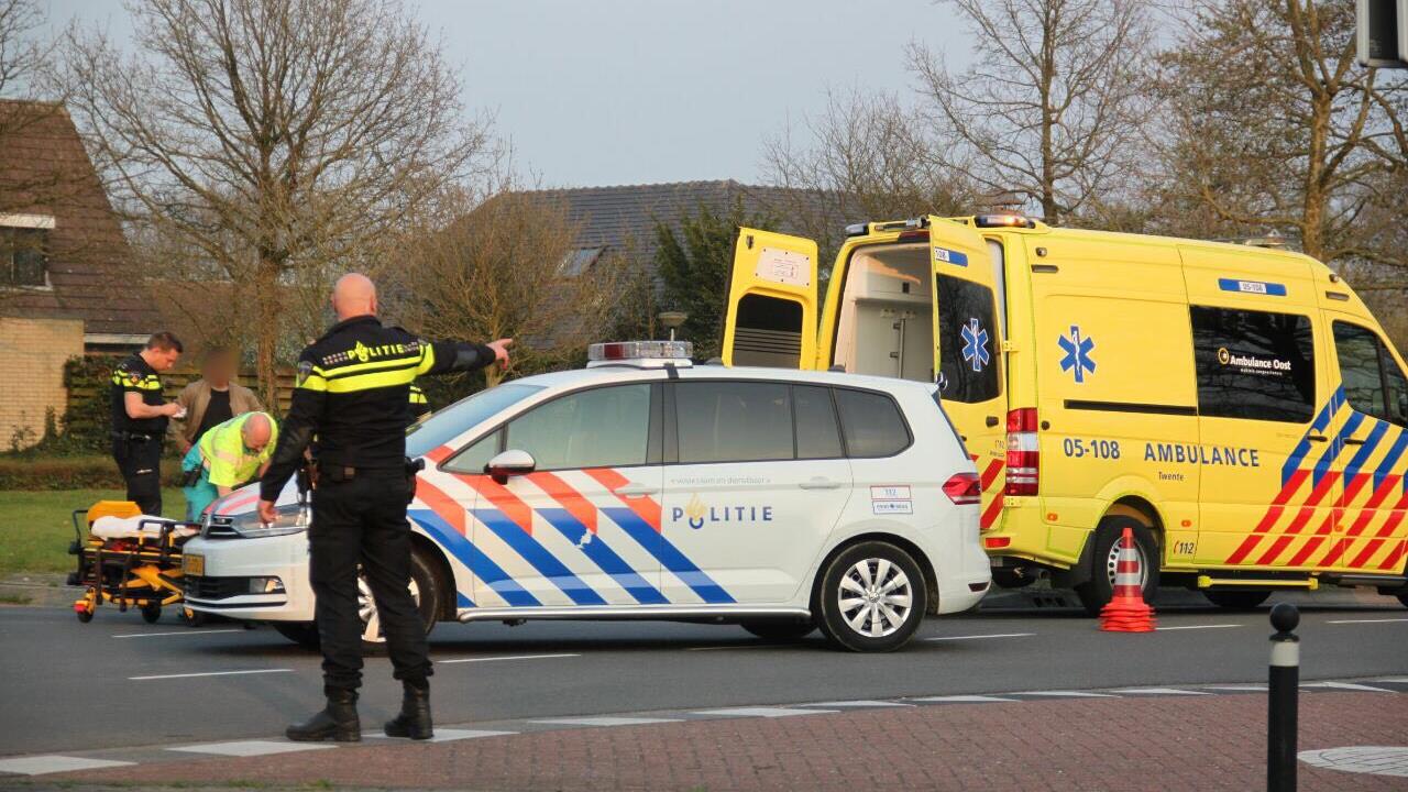 Wielrenner gewond bij botsing met auto in Oldenzaal.