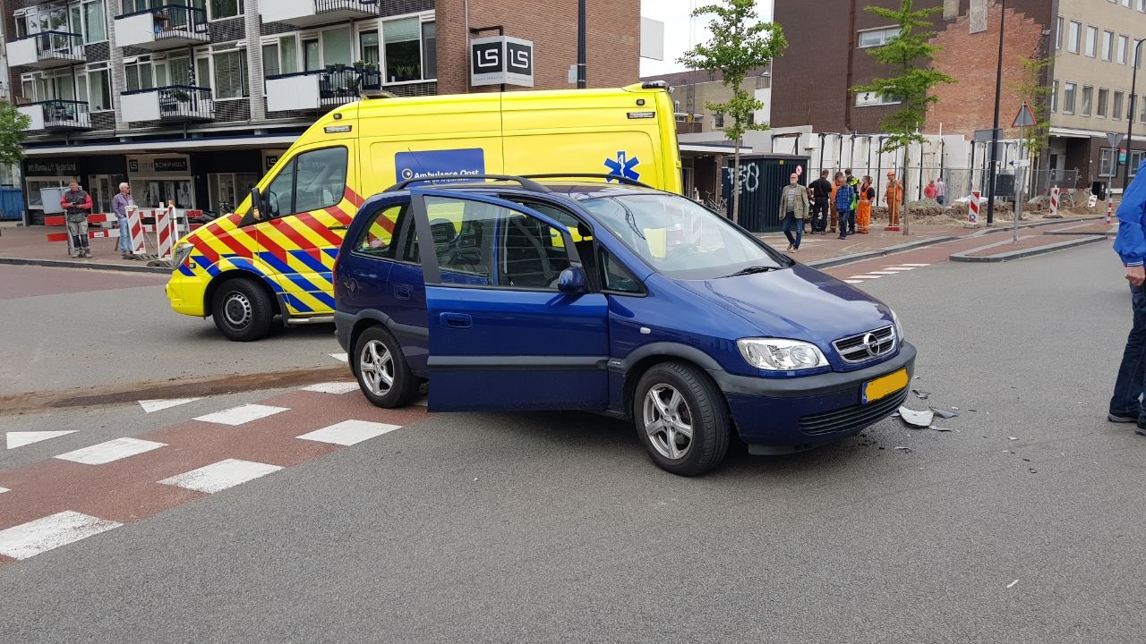 Scooterrijder met wapen slaat op de vlucht na ongeluk in Enschede.