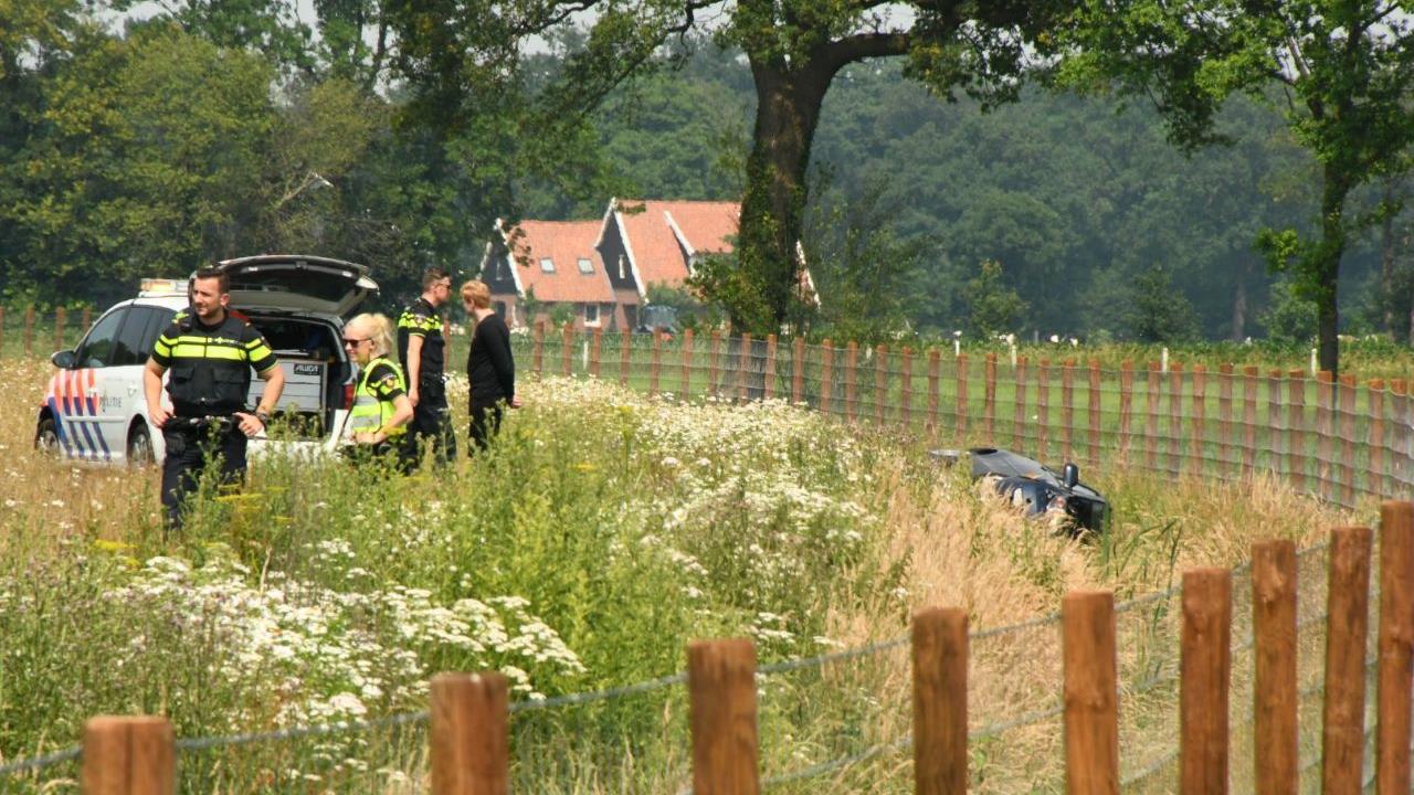 Auto over de kop bij Enschede, eerste ongeluk op Overijsselse gedeelte vernieuwde N18.