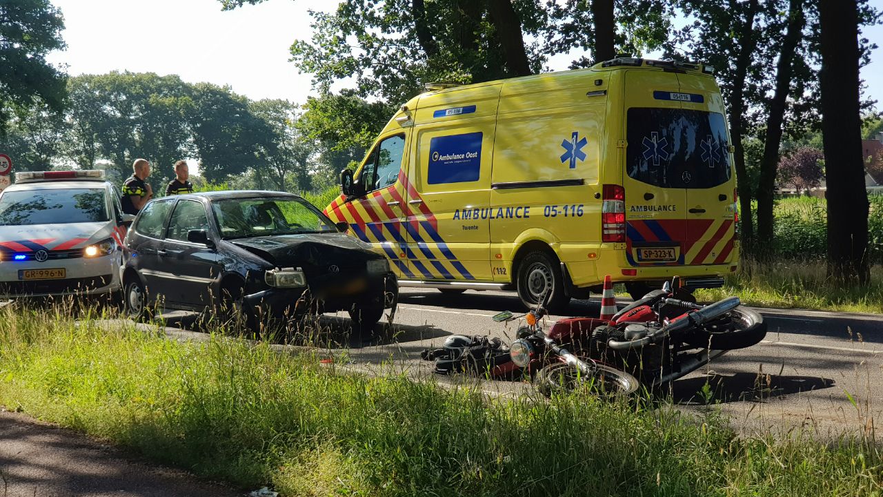 Motorrijder gewond bij aanrijding in Enschede.