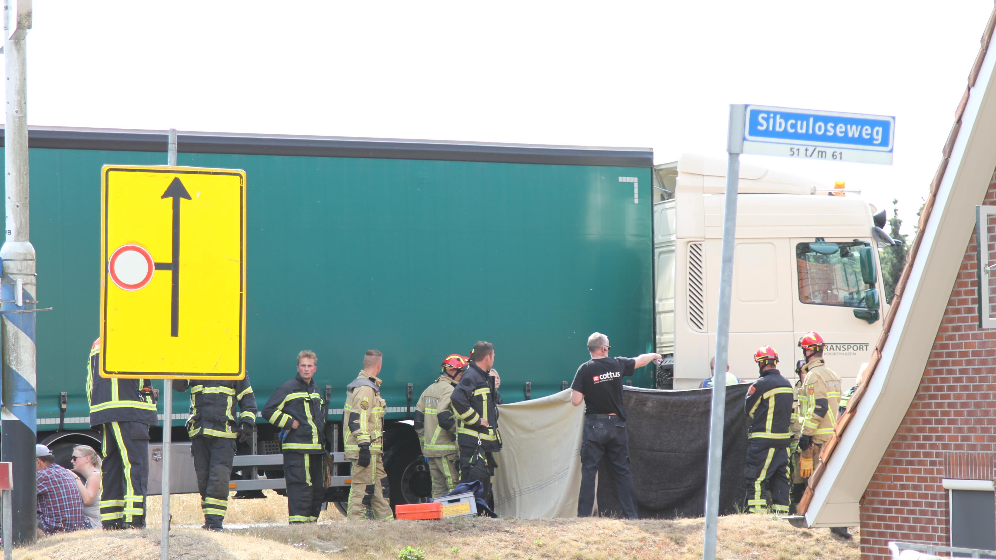 Fietser overleden na botsing met vrachtwagen op N341 bij Westerhaar.