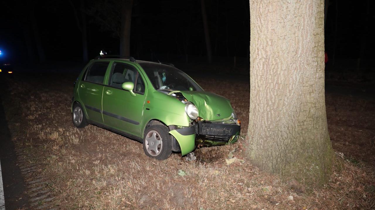 Automobilist raakt gewond bij botsing tegen boom bij Den Ham.