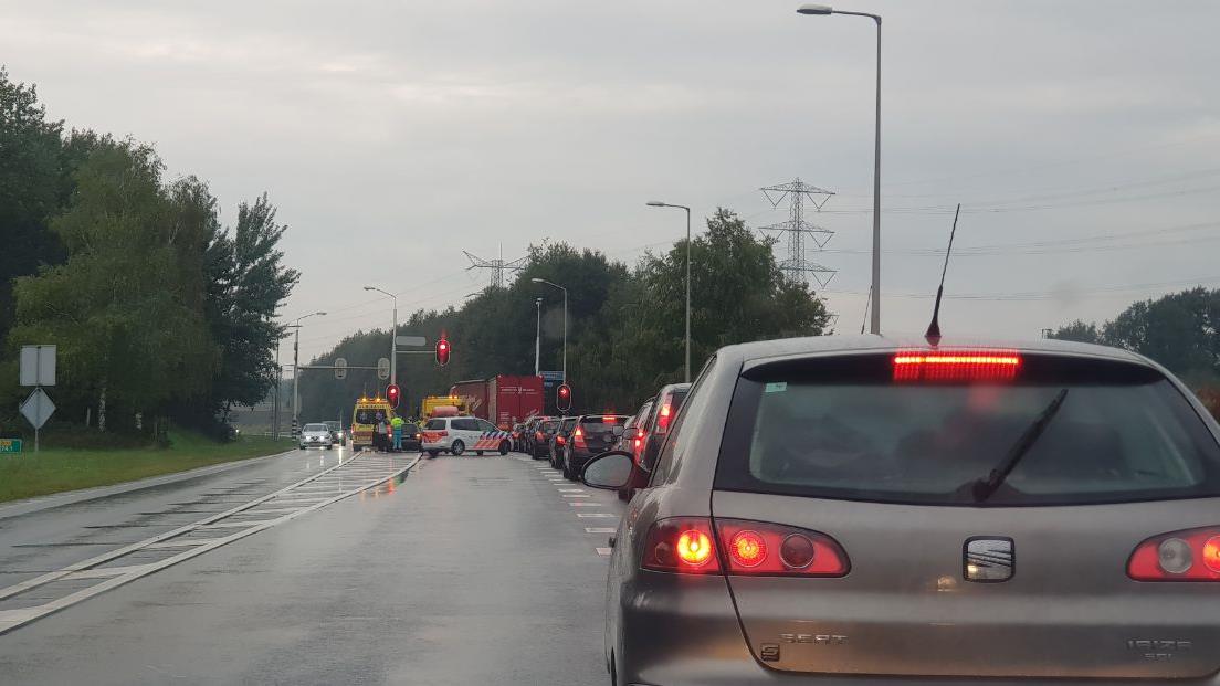 N35 deels afgesloten na ongeluk tussen twee autos bij Enschede.