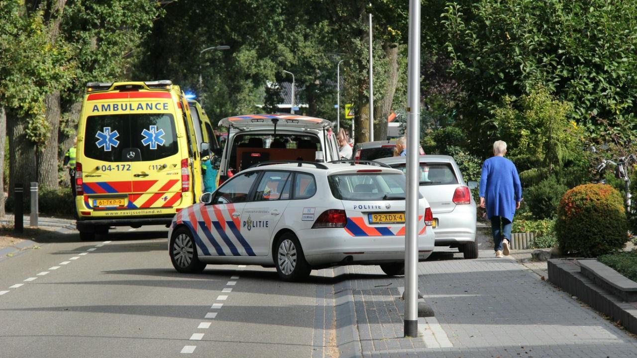 Fietser met hoofdletsel naar ziekenhuis na botsing in Luttenberg.