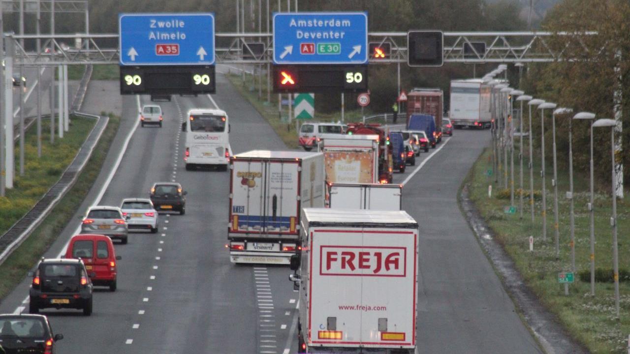 File op A35 bij Borne richting Almelo na ongeval.