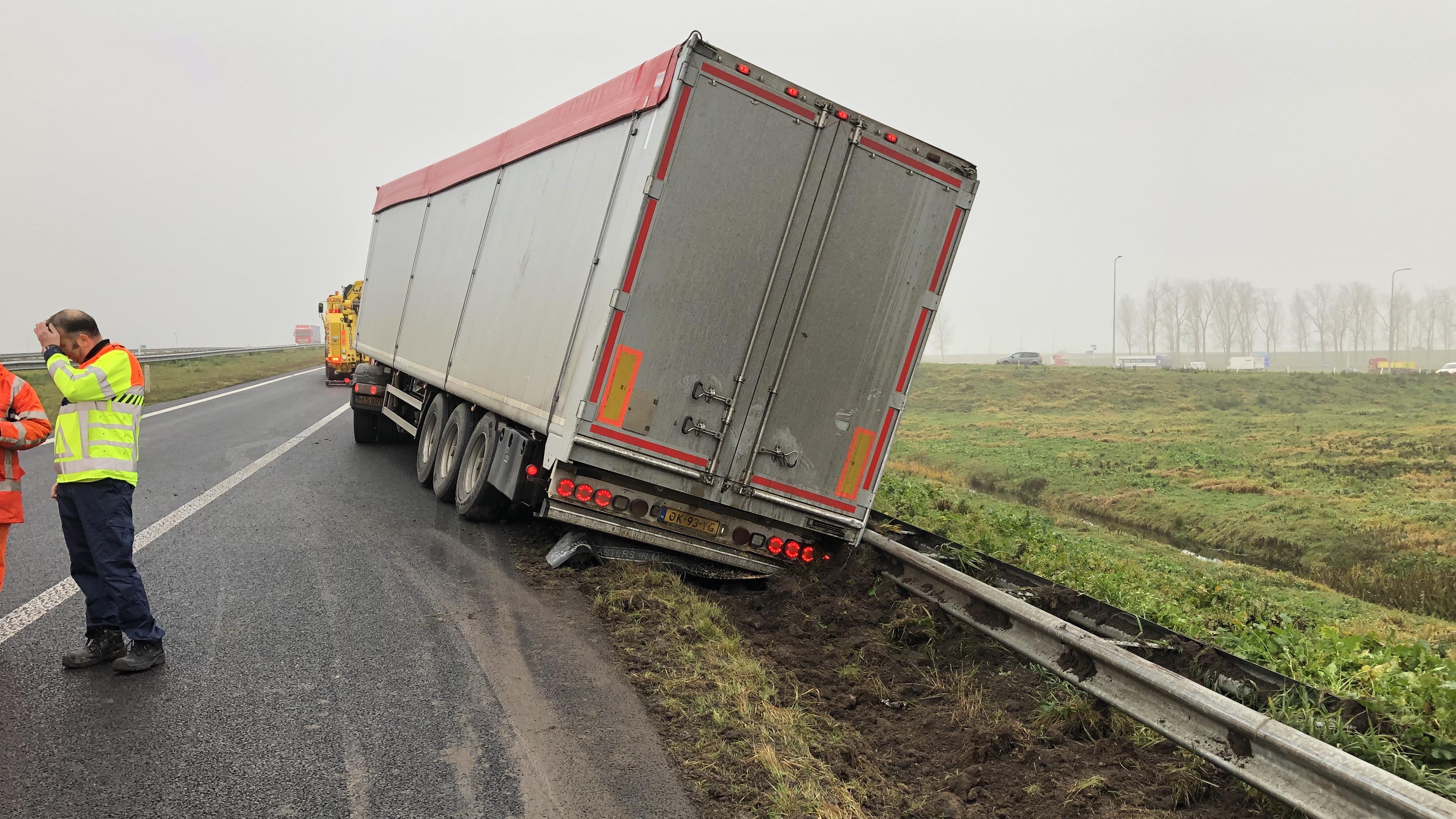 N50 bij Kampen weer vrij na ongeluk met vrachtwagen.