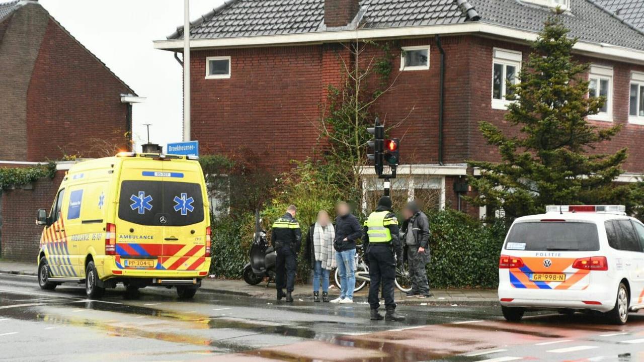 Fietser en scooterrijder gewond naar het ziekenhuis na ongeluk in Enschede.