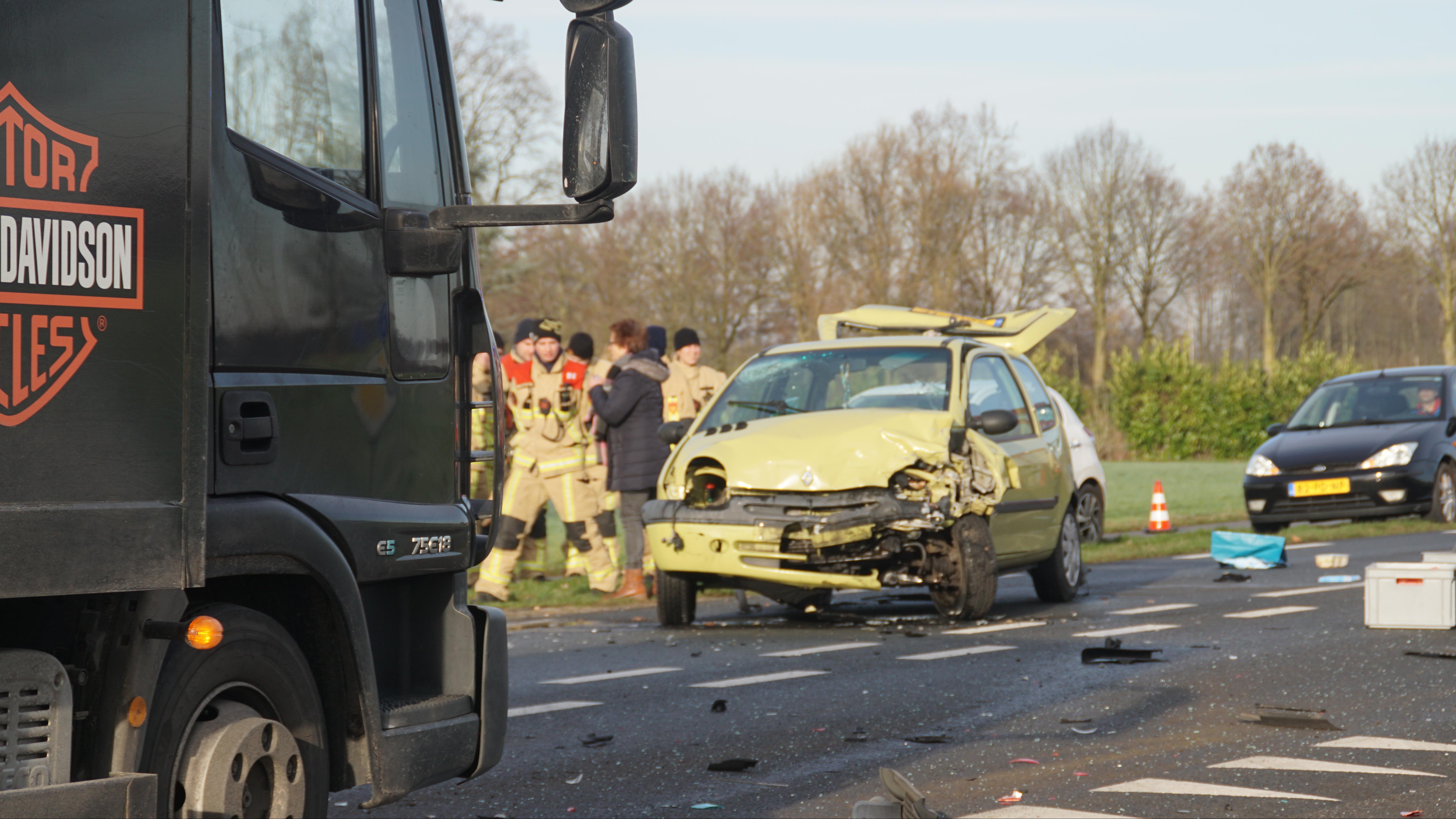 Twee personen naar ziekenhuis na ongeluk met meerdere voertuigen in Haaksbergen.