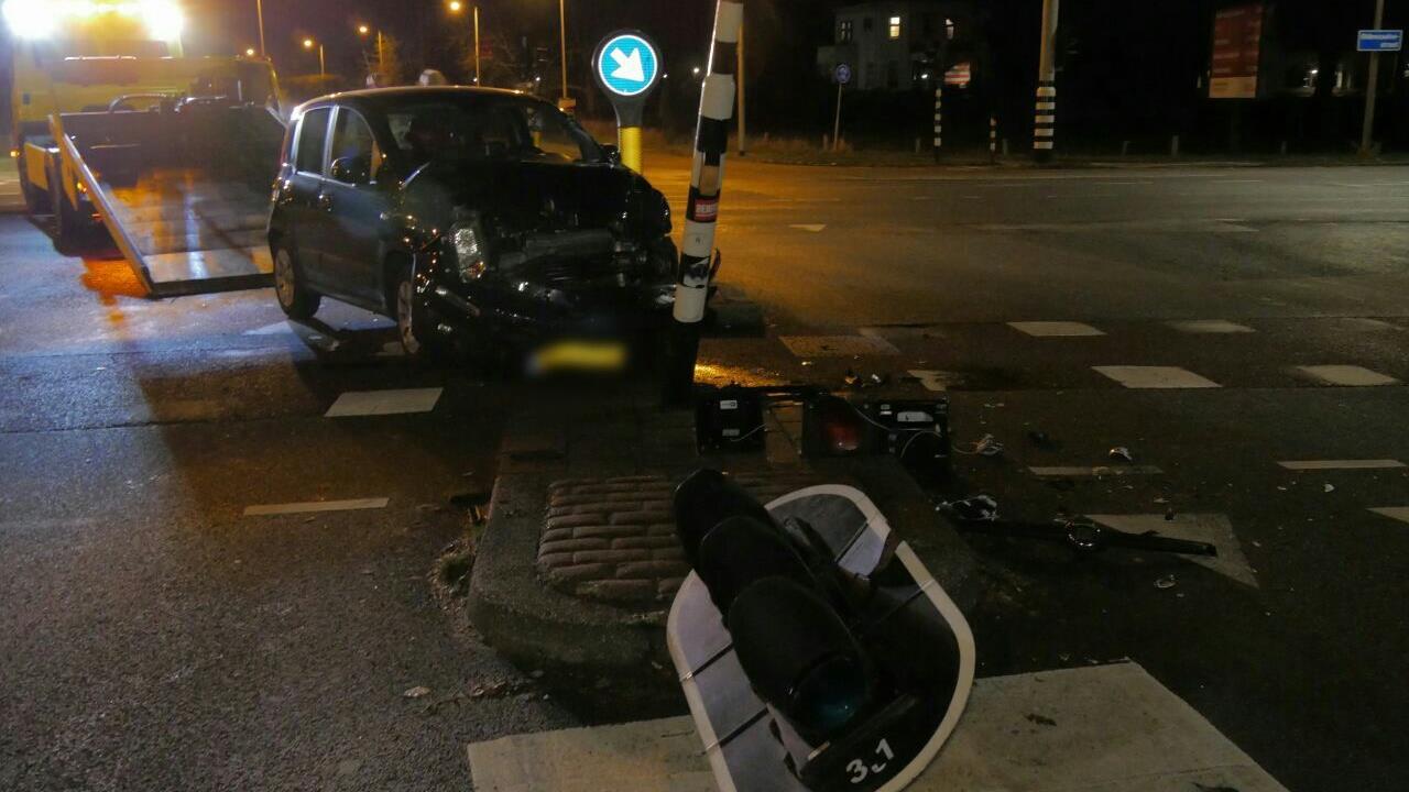 Verkeerslicht komt naar beneden bij ongeval in Enschede.