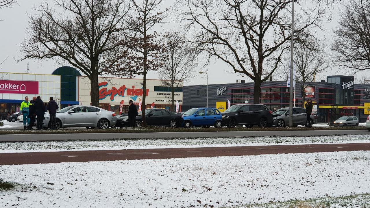 Kettingbotsing met vijf autos in Hengelo.