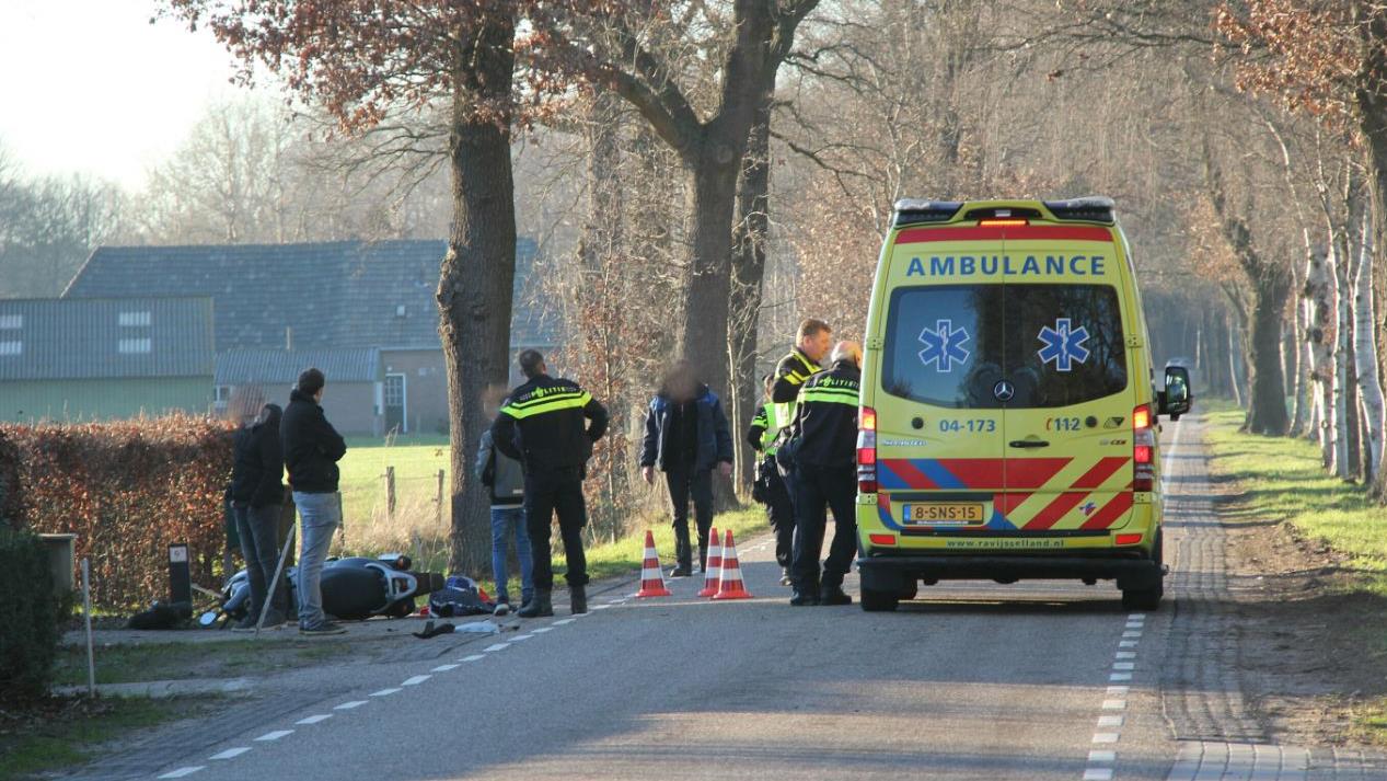 Scooterrijder zwaargewond na botsing met auto in Heeten.