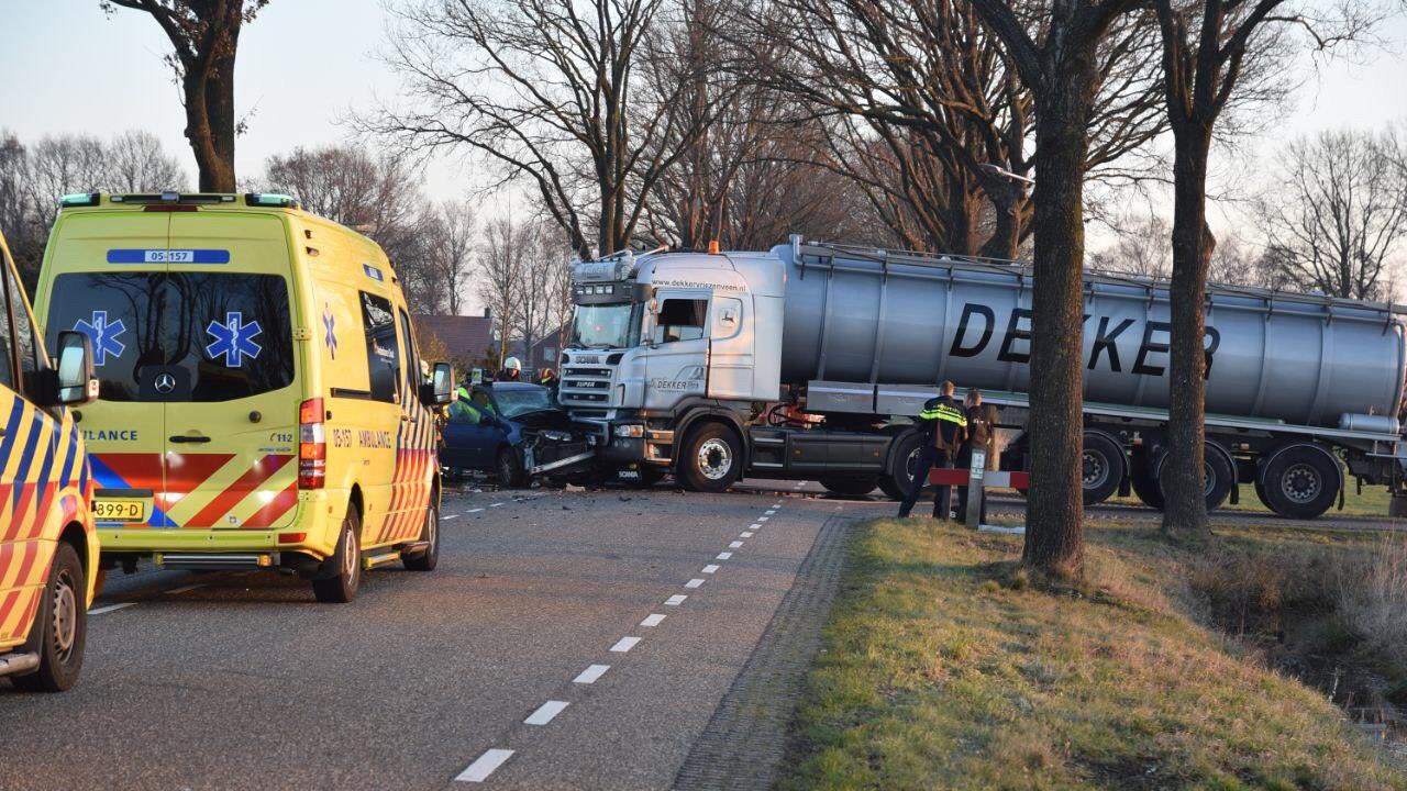 Traumaheli rukt uit voor ongeval met tankwagen in Vriezenveen.