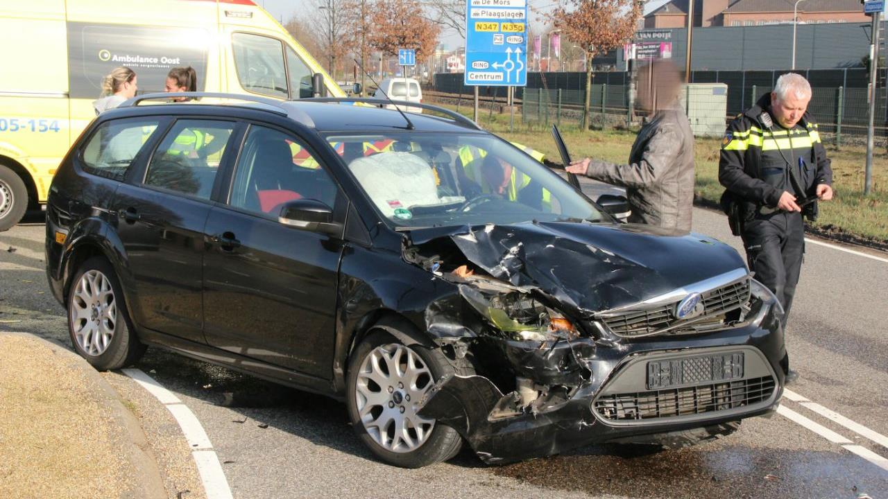 Vrouw gewond na botsing tussen twee autos in Rijssen.