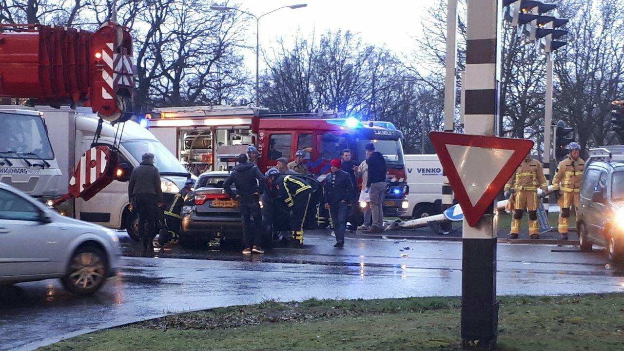 Meerdere gewonden door botsing met drie voertuigen in Almelo.