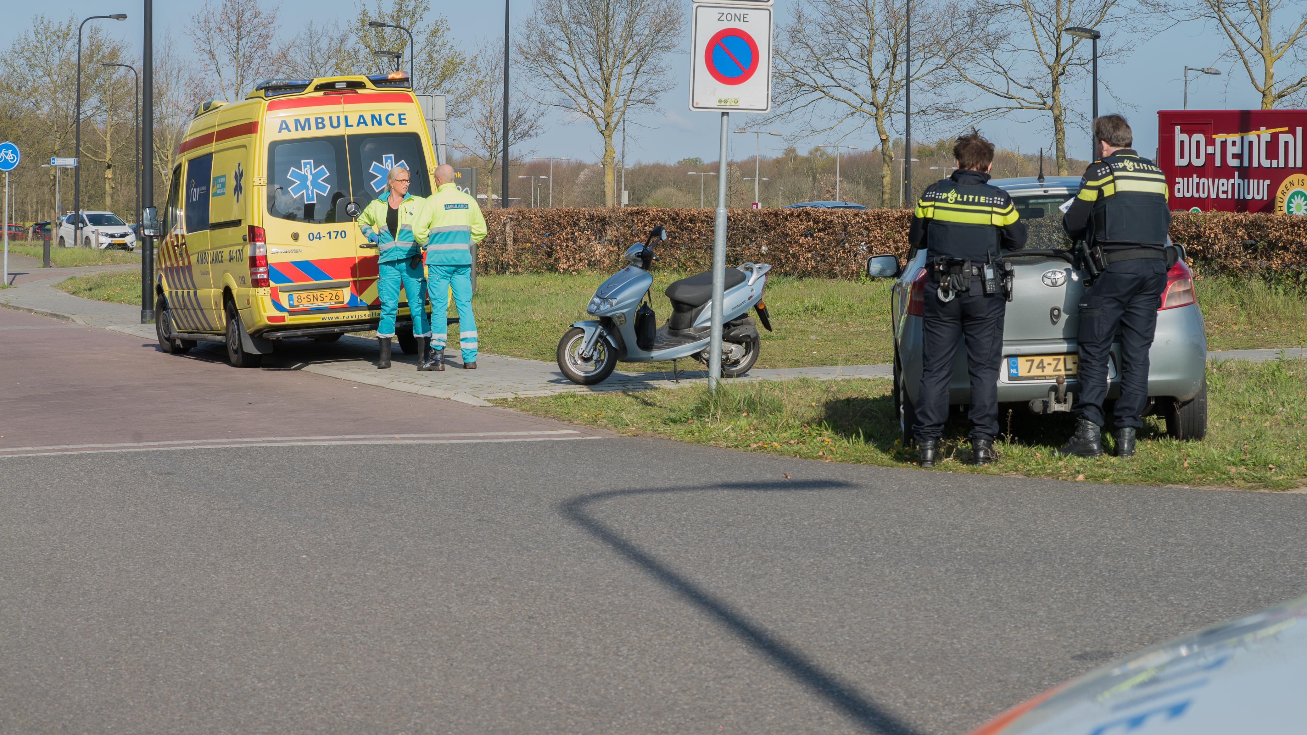 Scooterrijder gewond naar ziekenhuis na ongeval in Deventer.