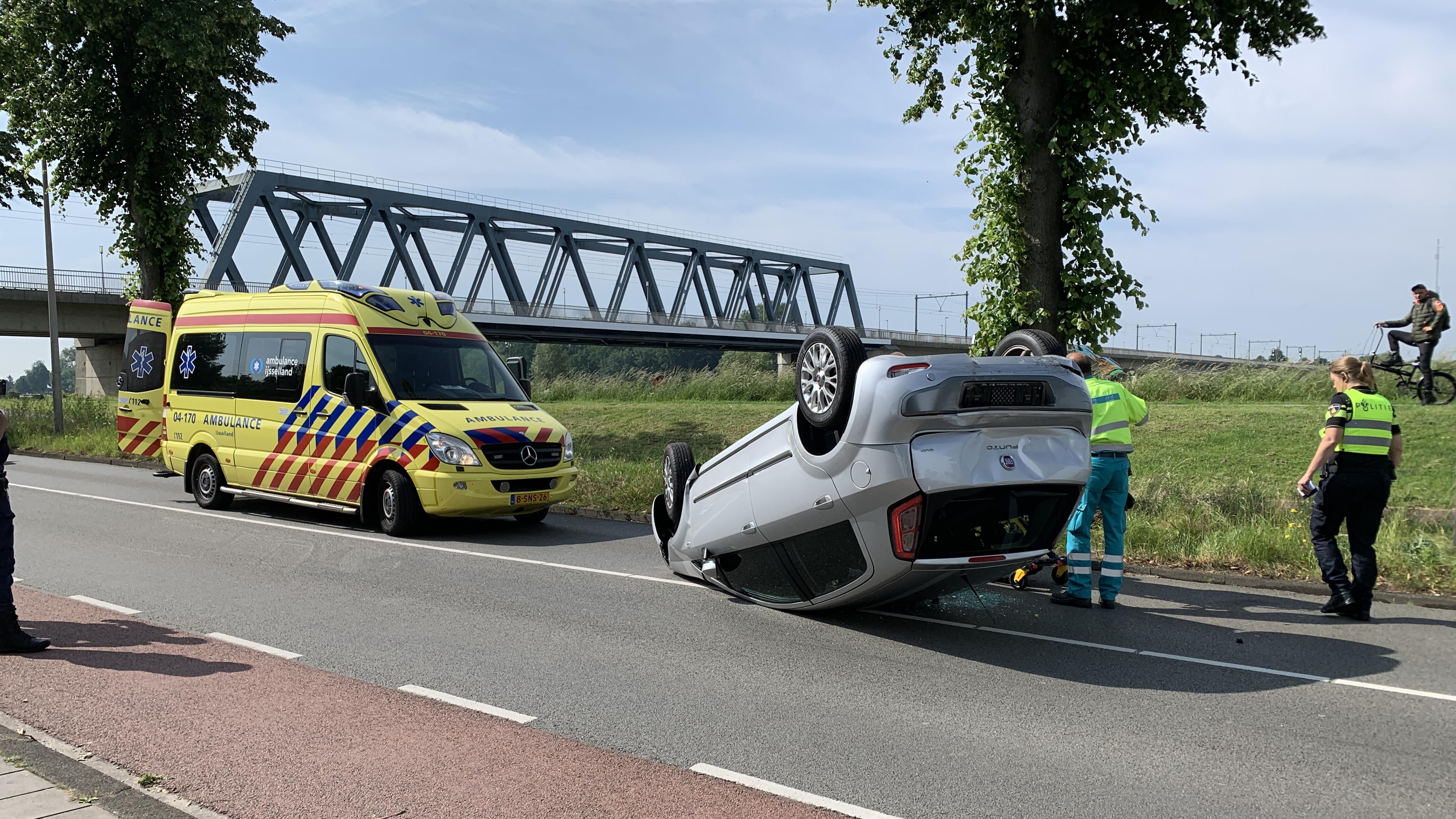 Auto slaat over de kop na aanrijding in Deventer, bestuurster gewond.