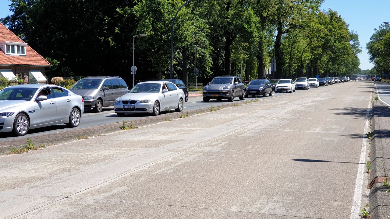 Botsing tussen drie autos veroorzaakt vertraging in Enschede.