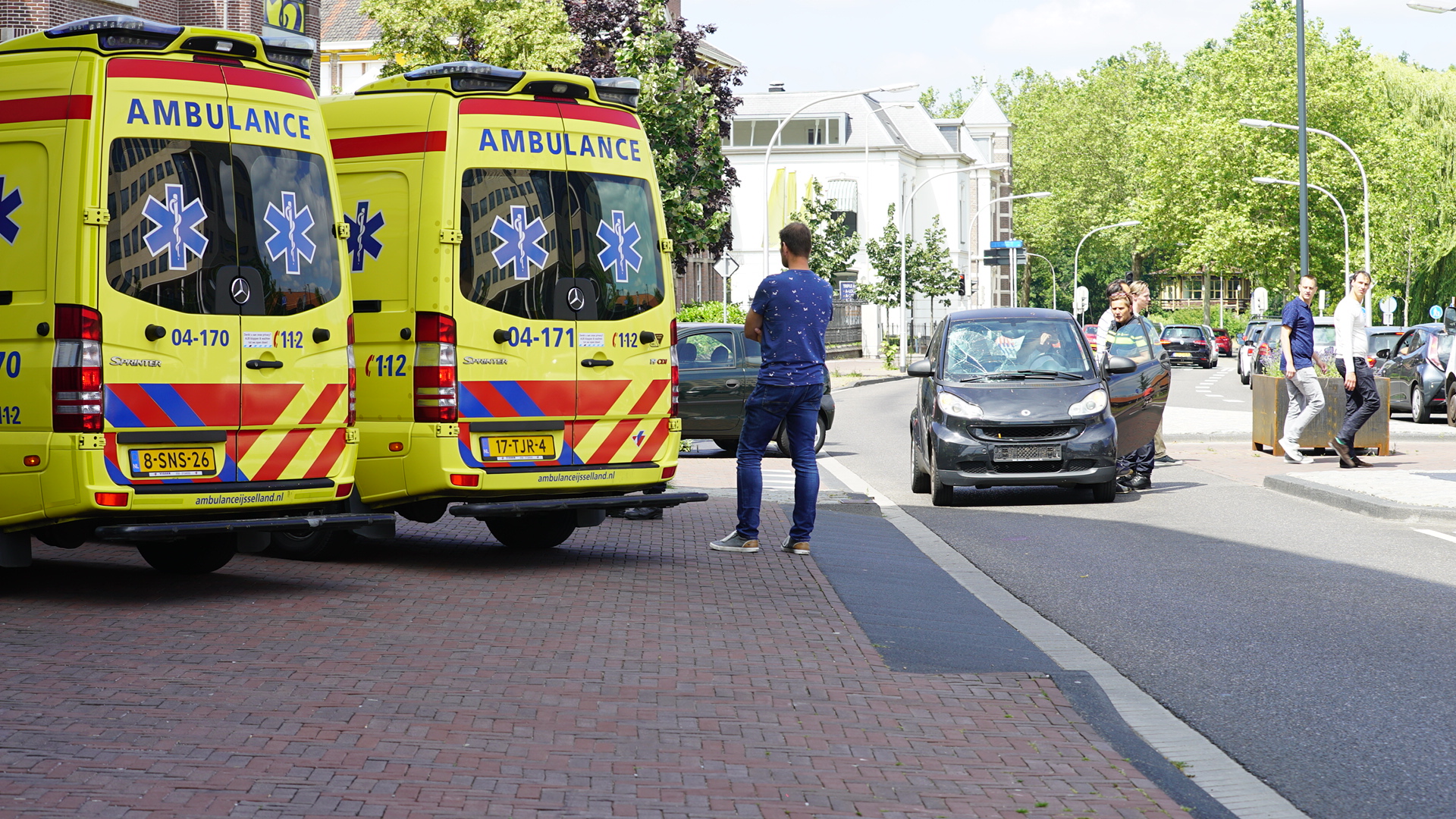 Fietser gewond na botsing met auto in Deventer, traumaheli geannuleerd.