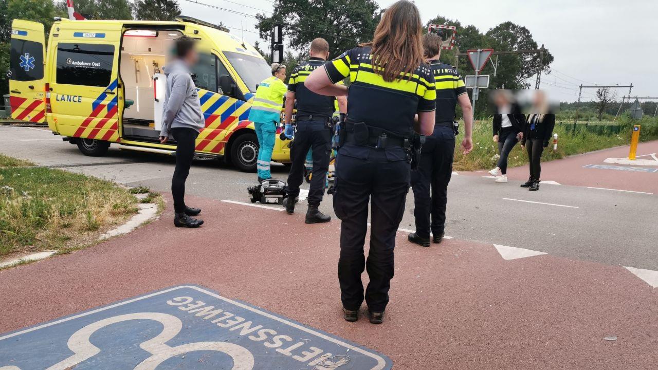 Scooterrijder ernstig gewond na botsing met auto in Hengelo.