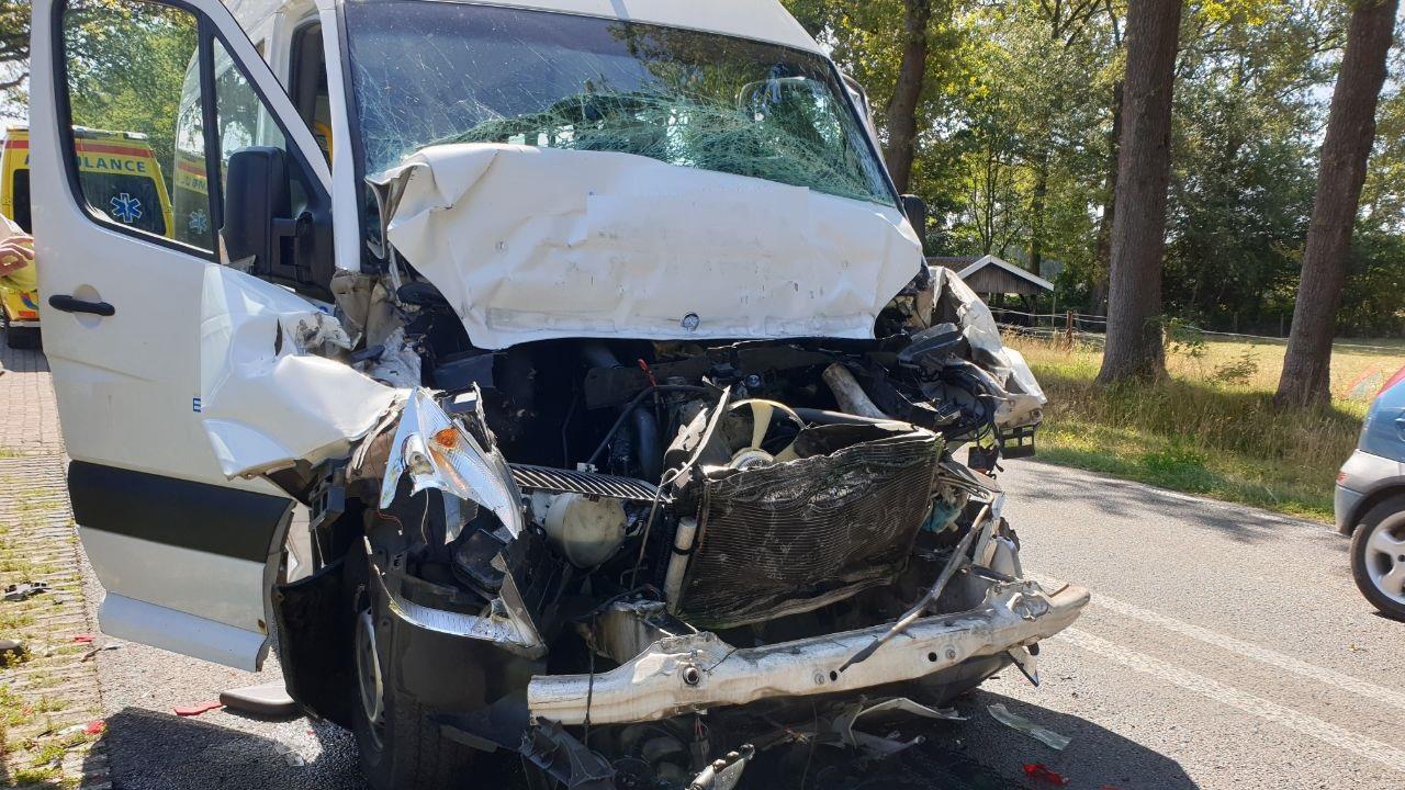 Bestuurder taxibusje gewond door kop-staartbotsing met vrachtwagen in Losser.