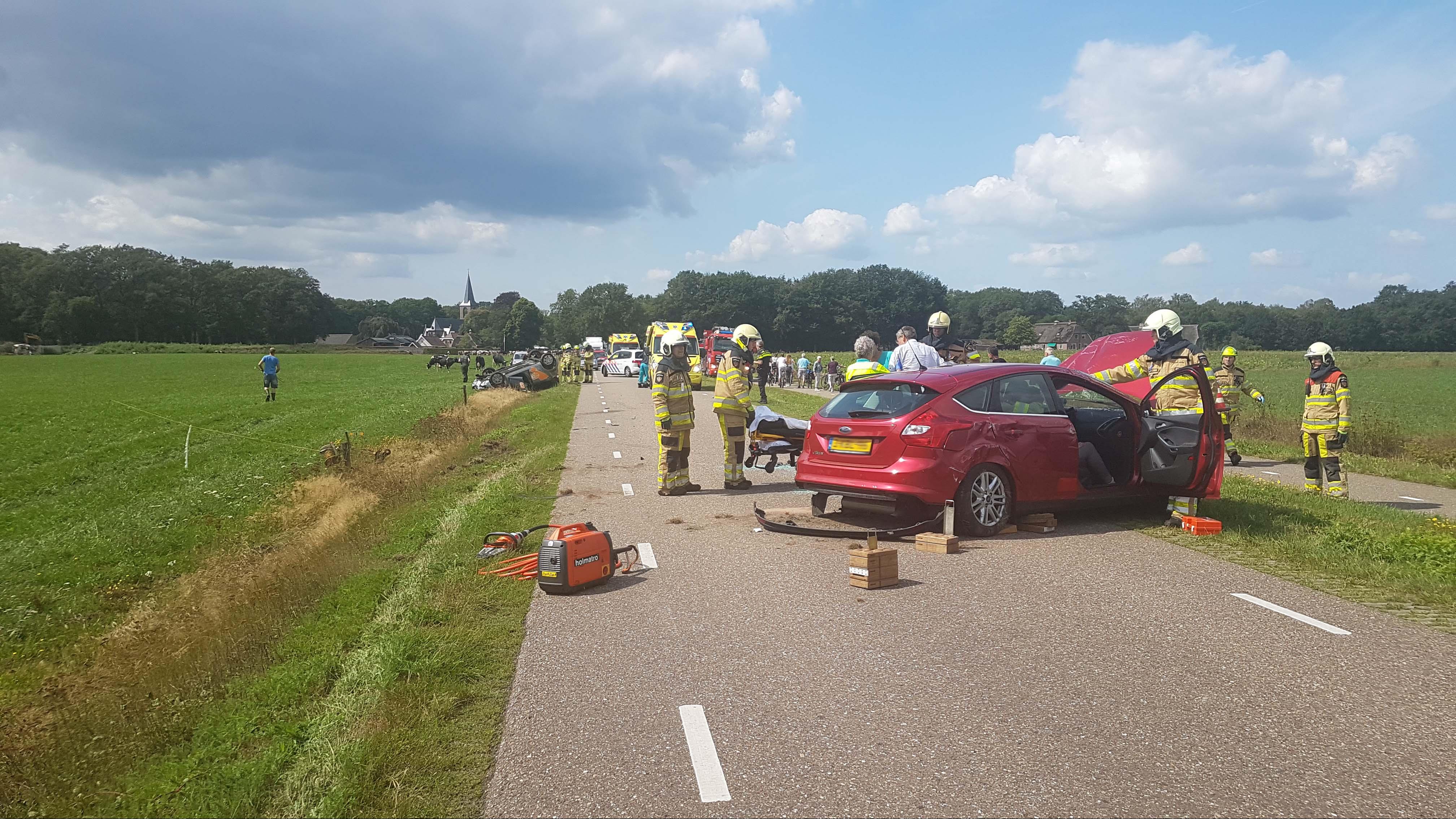 Auto slaat over de kop bij ongeluk Vilsteren, één gewonde naar ziekenhuis.