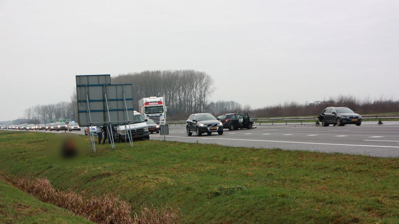Snelweg A28 naar het noorden afgesloten na ongeluk met meerdere autos.