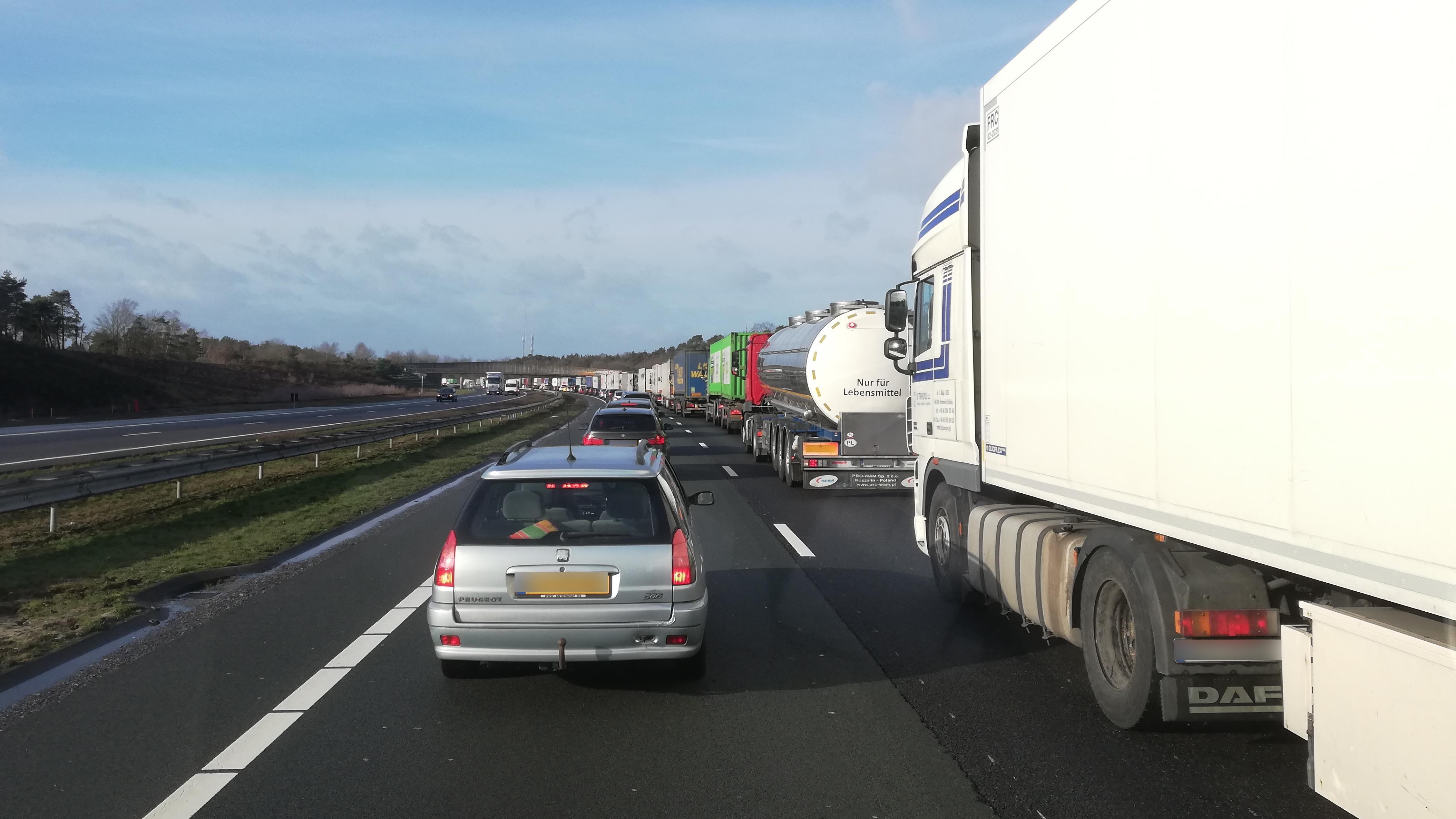 Lange file op A1 bij Bathmen richting Apeldoorn door ongeval.